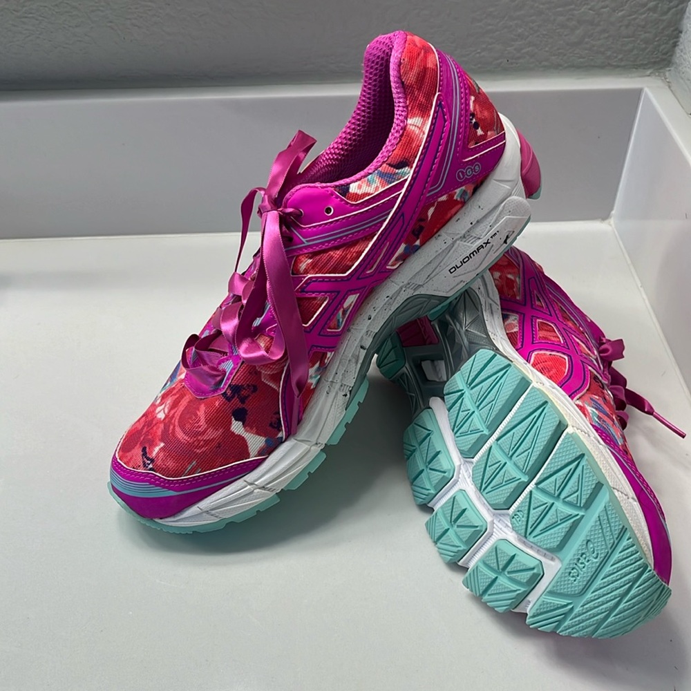 NWOT women’s limited edition, ASICS GT – 1000